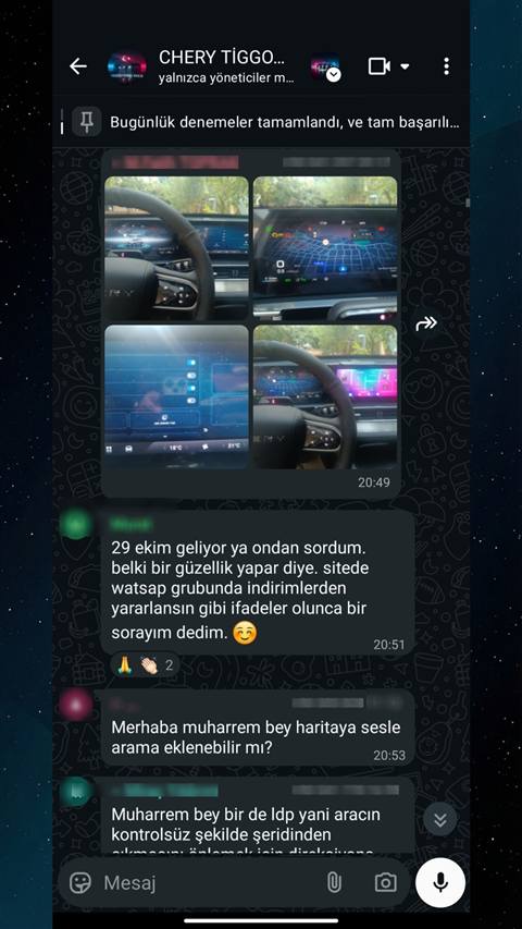 WhatsApp grubunda arac multimedya ekranindaki navigasyon, gosterge ve tema gorsellerinin paylasilmasinin ardindan uyelerin soru ve yorumlarinin yer aldigi bir sohbet ekran goruntusu.