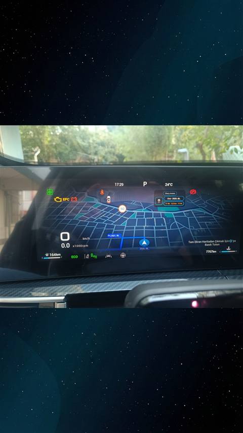 Chery aracının multimedya ekranında navigasyon haritası, hız limiti uyarısı ve gösterge panelindeki EPC/akü uyarı ikonları görünüyor.