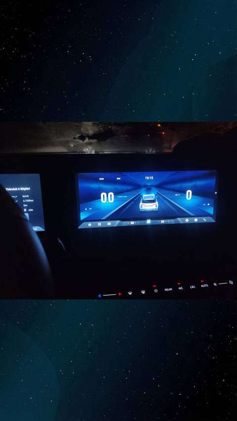 Chery Tiggo aracının gece görünümündeki gösterge ekranı ve multimedya panelinde hız, zaman ve klima ayarlarının gösterildiği bir görüntü.