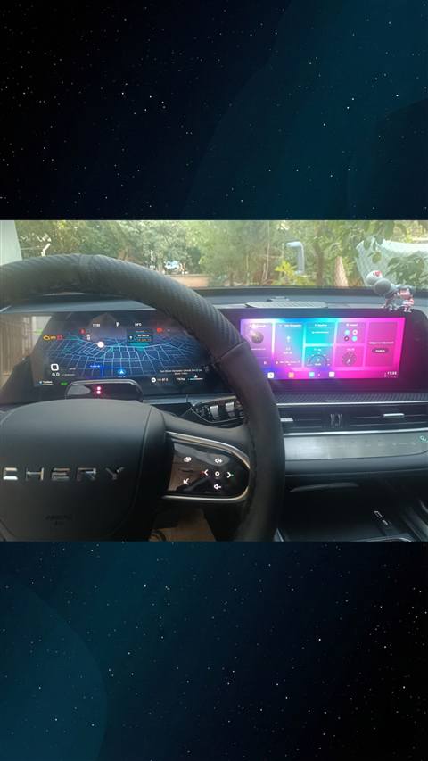 Chery aracin direksiyonu ve gosterge/multimedya ekranlarinda navigasyon haritasi ile widget arayuzunun goruldugu ic mekan fotografi.