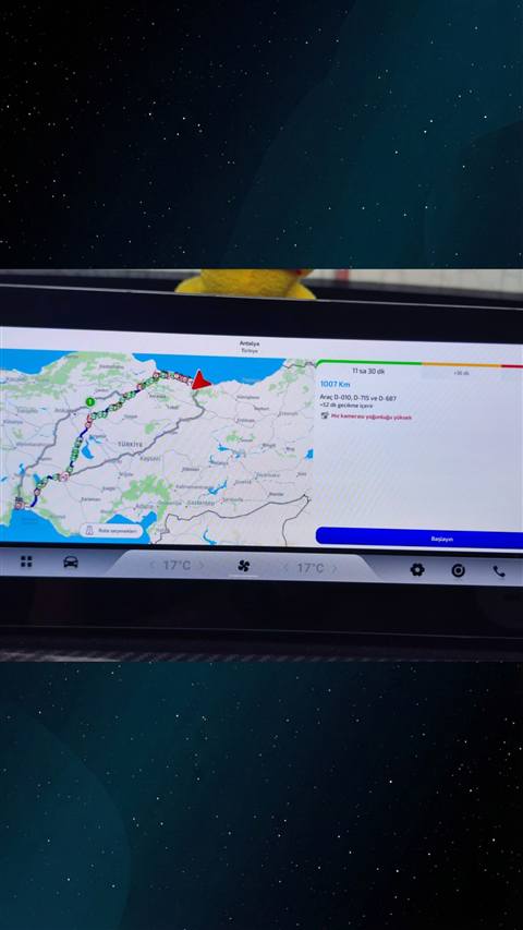 Arac multimedya ekraninda Antalya'ya giden 1007 km'lik navigasyon rotasi ve tahmini varis suresi gosteriliyor.
