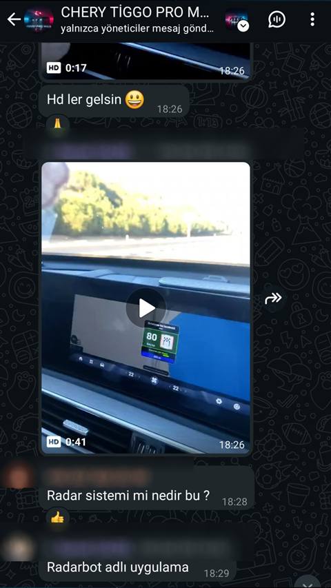 WhatsApp grup sohbetinde araç multimedya ekranında hız kontrol/radar sistemi gösteren bir video paylaşılmış ve üyeler bu konuda konuşuyor.