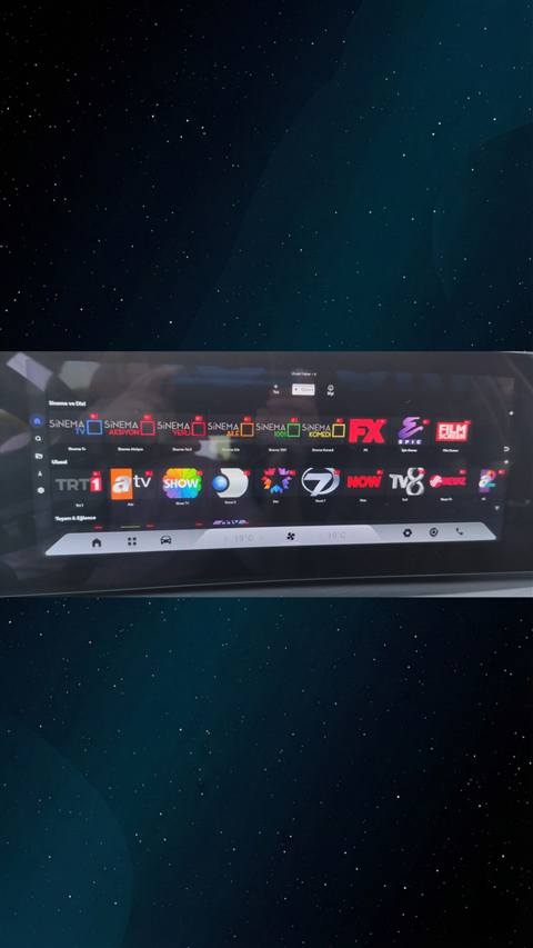 Bir aracin multimedya ekraninda Sinema ve Dizi ile Ulusal TV kanallarinin listelendigi bir arayuz goruntusu.