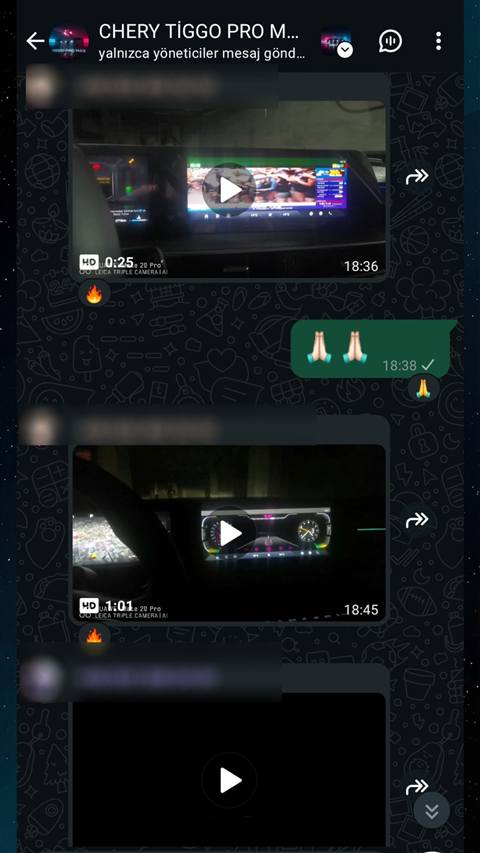 WhatsApp grubunda kullanicilarin arac multimedya ekrani, navigasyon ve gosterge paneli videolarini paylastigi ve tesekkur emojisiyle yanit verildigi bir sohbet ekran goruntusu.