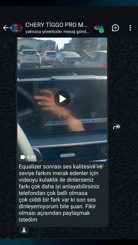 Bir kişinin araç içinde multimedya ekranında equalizer ayarlarını gösterdiği video paylaşımı ve altında ses kalitesiyle ilgili yorum yer alıyor.