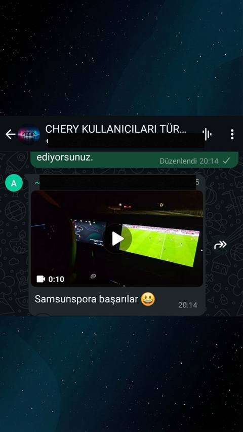 Bir WhatsApp grup sohbetinde arac ici multimedya ekraninda navigasyon ve mac yayini gosteren video paylasilmis.