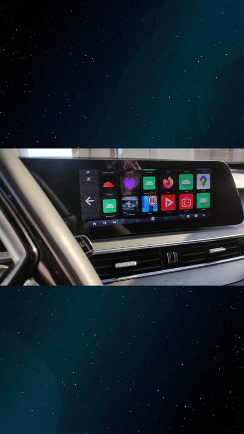 Araç multimedya ekranında Android Auto, CarPlay, navigasyon ve müzik gibi çeşitli uygulama simgelerinin bulunduğu bir arayüz görüntüsü.