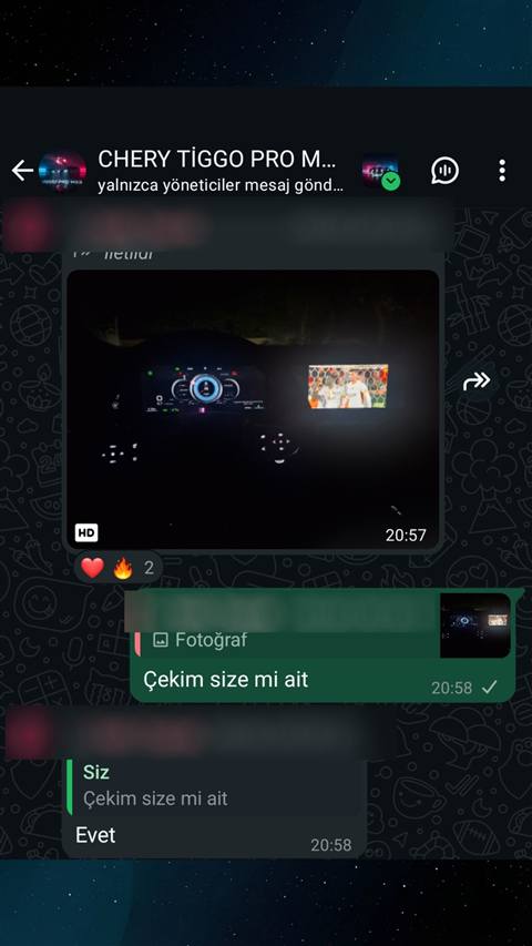 Chery Tiggo aracina ait WhatsApp sohbet ekran goruntusunde, gece cekilmis dijital gosterge paneli fotografi ve bu fotografin sahibiyle ilgili kisa bir konusma yer aliyor.