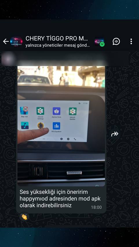 WhatsApp grup sohbetinde bir kullanıcı araç multimedya ekranındaki uygulamaları gösteren bir fotoğraf paylaşarak ses yüksekliği için mod apk önerisinde bulunmuş.