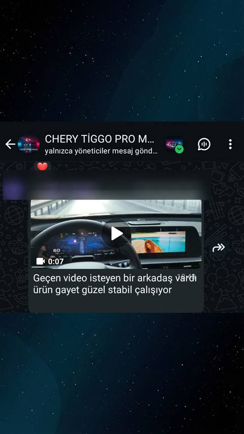 Arac multimedya ekraninda navigasyon ve muzik goruntusunun oldugu bir video paylasimi ile birlikte urunun stabil calistigina dair bir mesaj yer aliyor.