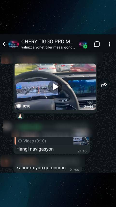 Arac icinden cekilmis bir video onizlemesi ve altinda navigasyon uygulamasi hakkinda sorulan bir mesajin yer aldigi WhatsApp sohbet ekran goruntusu.