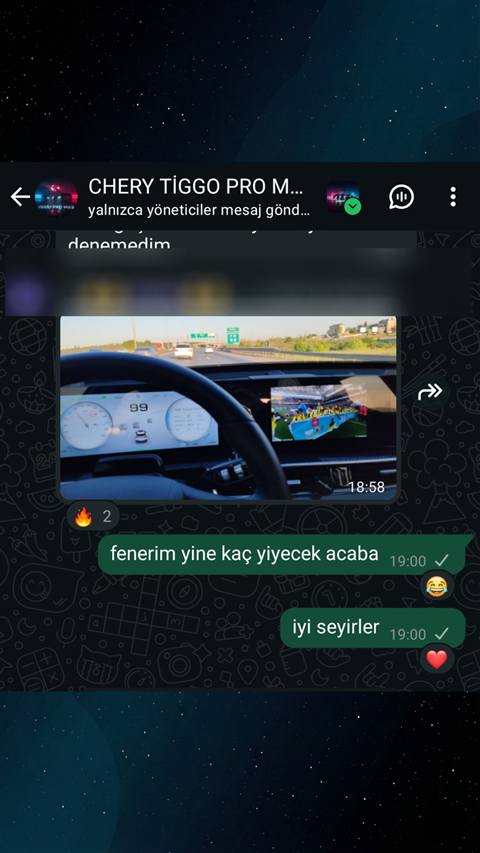WhatsApp sohbetinde arac icinden cekilmis, direksiyon ve dijital gosterge panelinde hiz ve ekranda mac izleme goruntusunun paylasildigi bir video ve altinda futbol maci hakkinda yazisma yer aliyor.