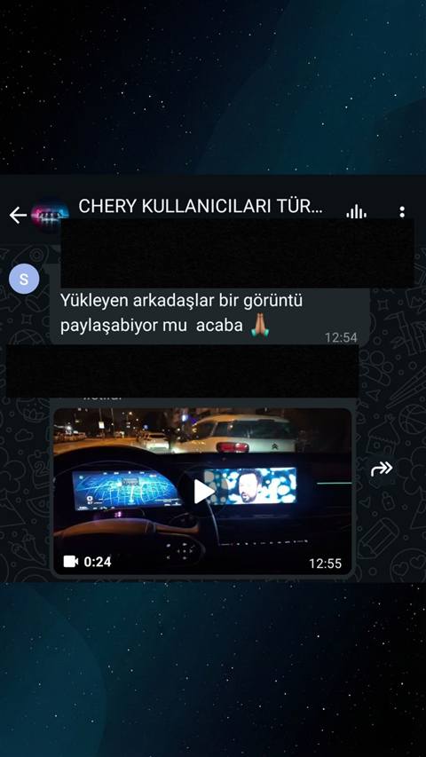 Bir WhatsApp grubunda kullanıcının görüntü paylaşımı istemesi ve gece araç içi navigasyon ekranını gösteren bir video paylaşılması.