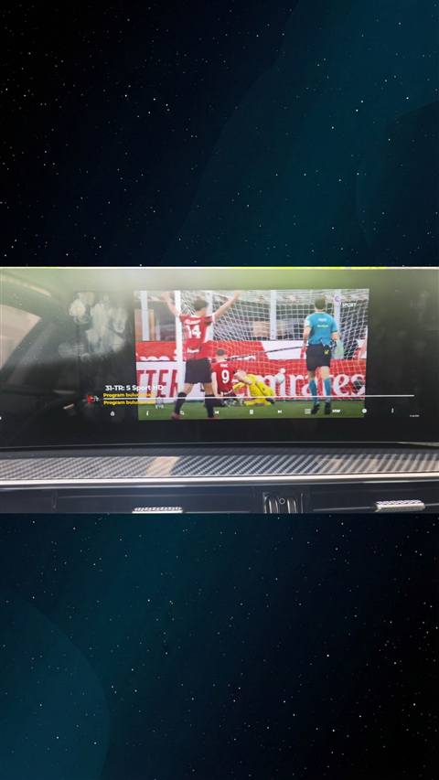 Bir arac multimedya ekraninda futbol maci yayini goruntulenmekte ve program bilgisi bulunamadi yazisi cikmakta.