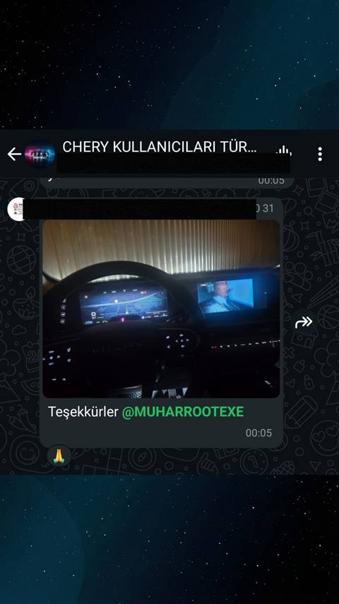 WhatsApp sohbetinde bir uyenin arac icinden navigasyon ve gosterge ekranini paylastigi ve tesekkur mesaji yazdigi goruntu.