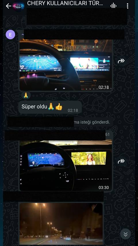 WhatsApp grubunda paylasilan arac icin multimedya ekraninda navigasyon ve video oynatma gorunumlerini gosteren fotograflar ve bunlara verilen olumlu tepkiler.