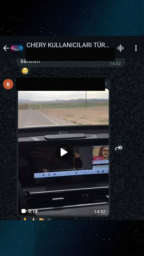 Bir aracın multimedya ekranında navigasyon ve harita ekranı görüntülenirken çekilmiş bir video paylaşımının WhatsApp sohbet ekran görüntüsü.