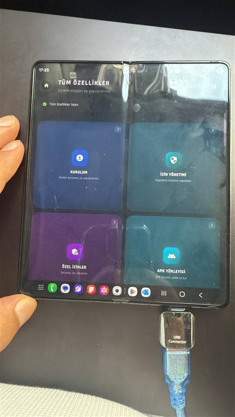 Katlanabilir bir Samsung telefonun ekraninda Tum Ozellikler menusu (Kurulum, Izin Yonetimi, Ozel Izinler, APK Yukleyici) goruntuleniyor ve cihaz USB baglantisiyla bagli.