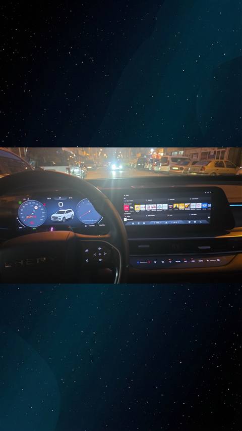 Chery aracin gece trafikte cekilmis dijital gosterge paneli ve multimedya ekranini gosteren bir ic mekan fotografi.