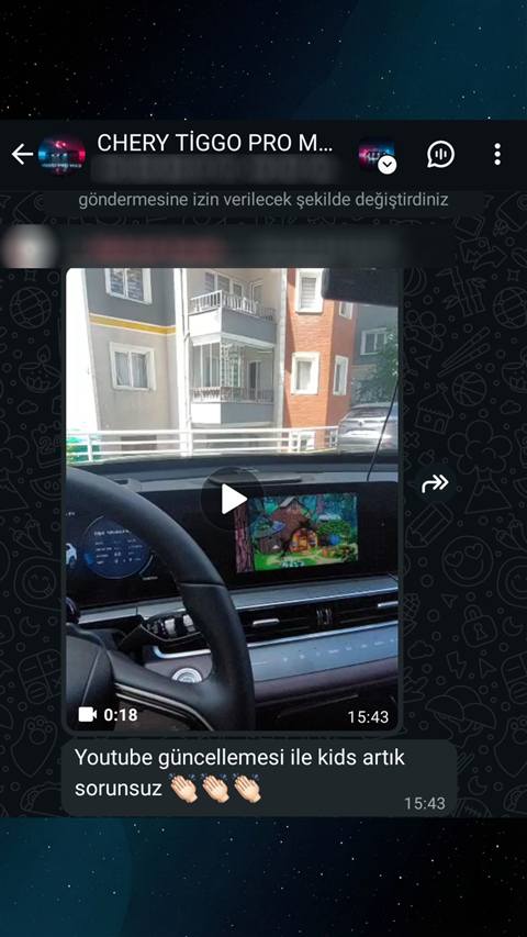 Bir arac icinden multimedya ekraninda YouTube Kids uygulamasinin acildigi bir video paylasimi ve altinda guncelleme sonrasi sorunsuz calistigini belirten bir mesaj var.