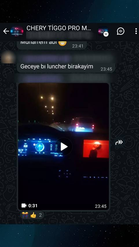 WhatsApp grubunda gece surus videosu paylasilmis, video araç ekranindaki dijital gösterge ve launcher temasini gostermektedir.