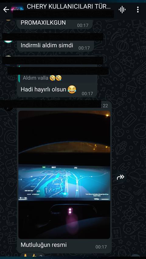 WhatsApp grup sohbetinde uyeler yeni cihaz/cihaz kurulumundan memnuniyetlerini paylasiyor ve altta arac icinden cekilmis gece navigasyon ekrani goruntusu yer aliyor.