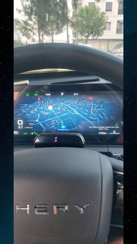 Chery Tiggo araci icinden direksiyon ve orta konsol ekraninda navigasyon haritasinin goruntulendigi bir fotograf.