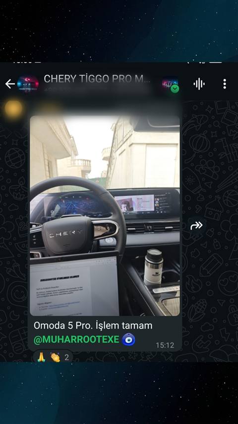 Chery arac icinde direksiyon, multimedya ekrani ve dizustu bilgisayarin gorundugu, Omoda 5 Pro islem tamam yazili bir paylasim.