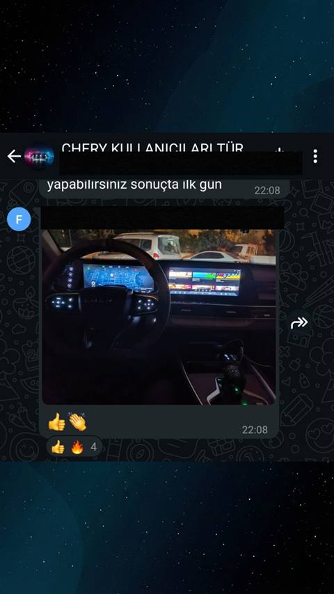 Chery aracın direksiyonu, navigasyon ve multimedya ekranlarını gösteren gece çekilmiş iç mekan fotoğrafı bir WhatsApp sohbetinde paylaşılmış.