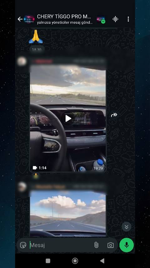 Bir aracin ic mekanindan cekilmis, direksiyon ve multimedya ekraninda video oynatilirken karayolunu gosteren story goruntusu.