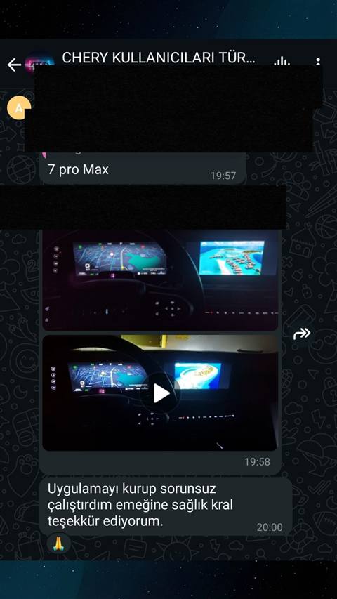 WhatsApp grubunda bir kullanıcının araç multimedya ekranında navigasyon uygulamasını gösteren video paylaşıp uygulamayı sorunsuz kurduğunu belirttiği sohbet ekran görüntüsü.