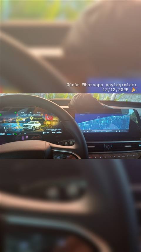 Bir aracin gosterge paneli ve multimedya ekraninda navigasyon haritasi gorunmekte, uzerinde story baslik yazisi bulunmaktadir.