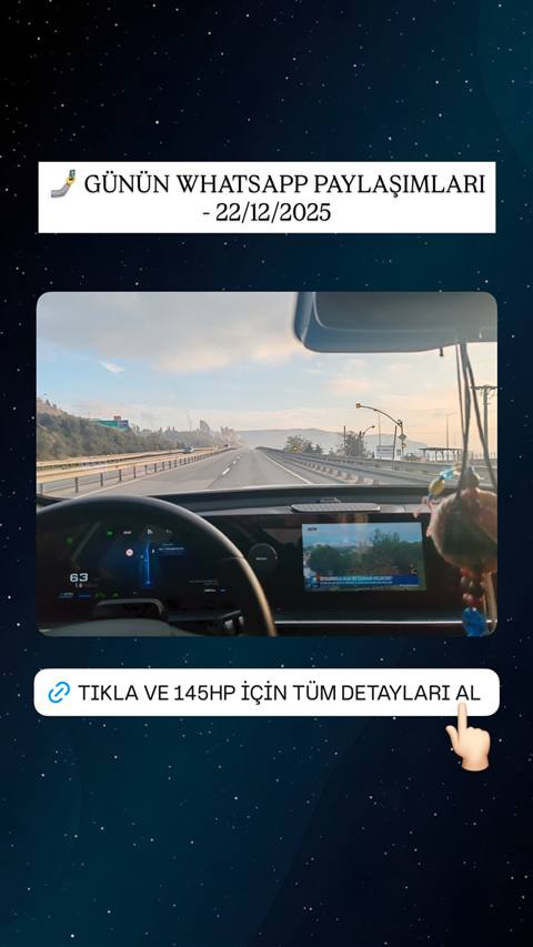 Bir aracin ic mekanindan, on cam ve multimedya ekraninda navigasyon gorunen bir otoyol goruntusu.