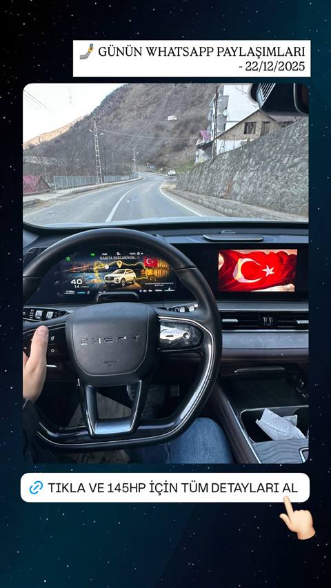 Chery Tiggo aracın direksiyonundan çekilmiş, dijital gösterge panelinde navigasyon ve multimedya ekranında Türk bayrağı görünen bir sürüş anı fotoğrafı.