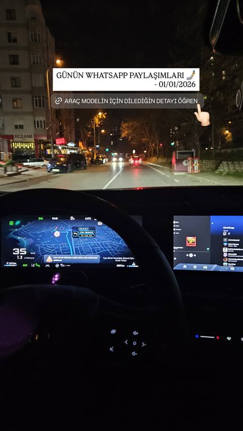 Gece vakti seyir halindeyken arac icinden on cam, gosterge paneli navigasyon ekrani ve multimedya sistemi ekrani gorunmekte, ustunde WhatsApp paylasim baslikli story yazisi bulunuyor.