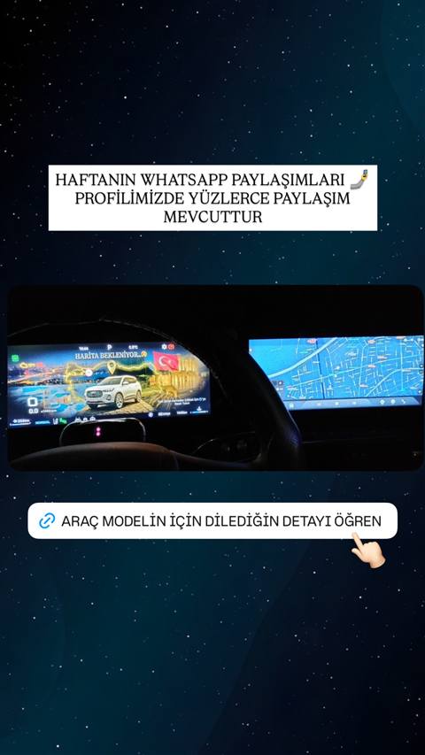 Bir aracın dijital gösterge paneli ve navigasyon ekranı gece görünümünde, harita yüklenirken gösteriliyor.