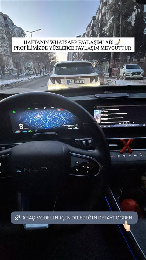 Bir Chery aracin ic mekanindan, direksiyon, navigasyon ekrani ve multimedya ekranini gosteren; on cam uzerinden sokak ve araclarin goruldugu bir Instagram story goruntusu.