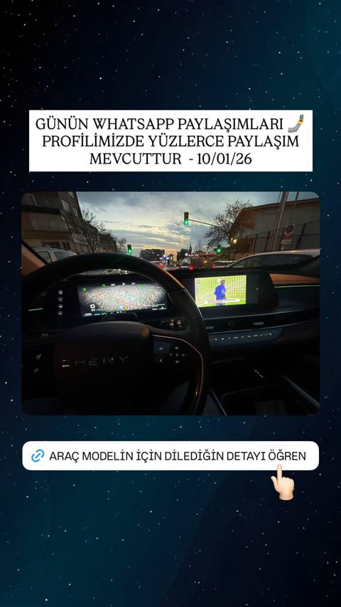 Chery aracin icinden, alacakaranlikta bir kavsakta navigasyon ve mac yayini gosteren cift ekranli multimedya sisteminin fotografi.