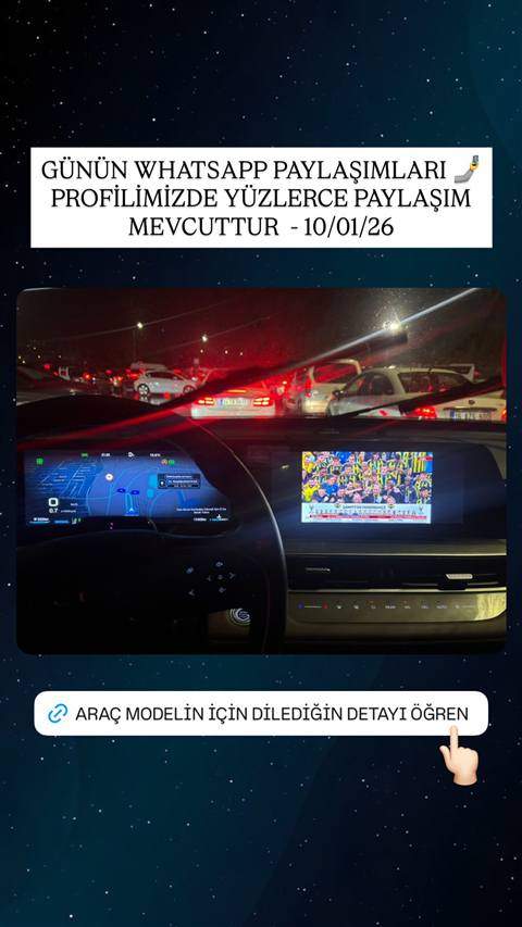 Gece trafikte, aracin multimedya ekraninda navigasyon haritasi ve digger ekranda Fenerbahce sampiyonluk yayini gorunmektedir.