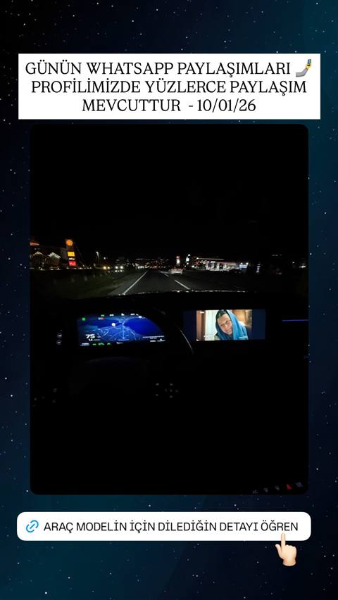 Gece seyir halindeyken arac icinden yol, navigasyon ekrani ve multimedya ekraninda film izleme goruntusunun bulundugu bir fotograf.