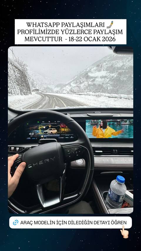 Karli daglik bir yolda seyir halindeyken arac icinden direksiyon, multimedya ekrani ve navigasyon gostergesinin goruldugu bir fotograf.