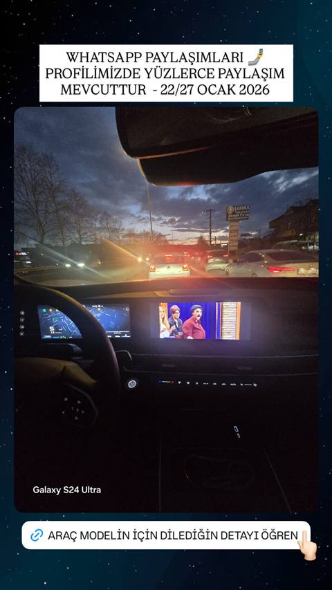 Aracin icinden gece trafikte cekilmis, multimedya ekraninda navigasyon haritasi ve TV yayini gorunen bir arac ic mekan fotografi.