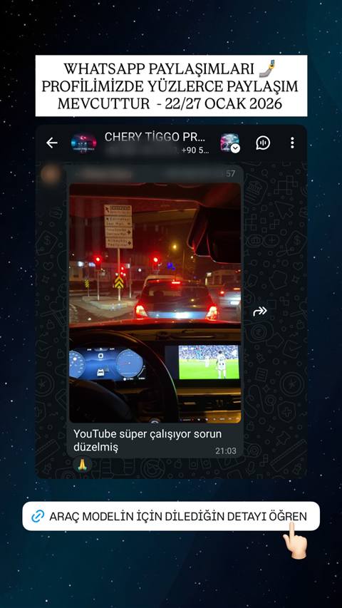 Bir arac icinden gece trafiginde cekilmis, dijital gosterge paneli ve multimedya ekraninda futbol mac goruntusu bulunan fotografla birlikte YouTube'un sorunsuz calistigini belirten bir WhatsApp mesaji paylasilmis.
