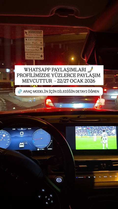 Bir aracin ici gece vakti trafikte gorunuyor; on camdan tabelalar ve arac isiklari secilirken, gosterge paneli ve multimedya ekraninda futbol mac yayini gorulmekte, uzerinde WhatsApp toplulugu ve baglanti gorseli metni yer almaktadir.