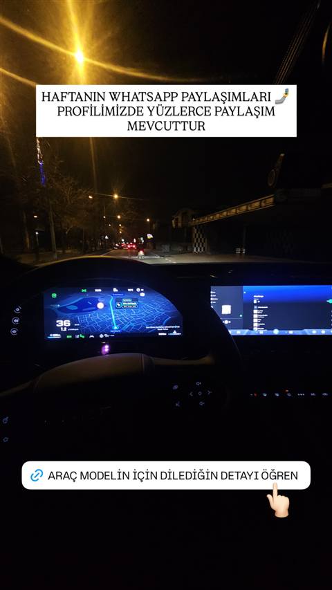 Gece vakti seyir halindeki bir aracin dijital gostergesinde navigasyon haritasi ve multimedya ekraninda dosya listesi gorunmekte, ustunde WhatsApp paylasim duyuru yazisi bulunuyor.