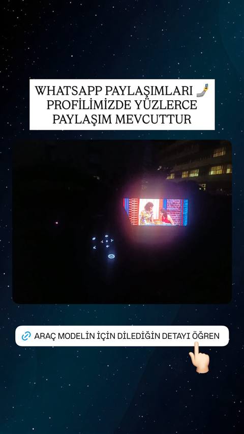 Bir aracin dijital gösterge ekranında gece görüntüsünde tv/multimedya yayını izlenirken çekilmiş bir fotoğraf ve üzerinde WhatsApp paylaşımlarını duyuran yazı bulunuyor.
