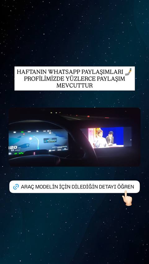 Araç içinden gece çekilmiş, multimedya ekranında navigasyon haritası ve video oynatma görüntüsü bulunan bir fotoğraf.