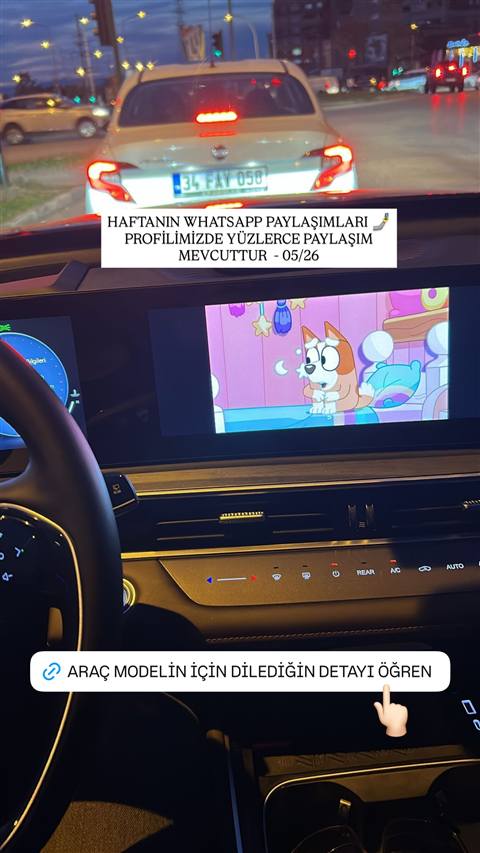 Gece trafikte seyir halindeyken arac icinden on camdan yol ve arac multimedya ekraninda cizgi film oynatildigi goruntulenmis, uzerine WhatsApp paylasimlari hakkinda bilgilendirme yazisi eklenmis.