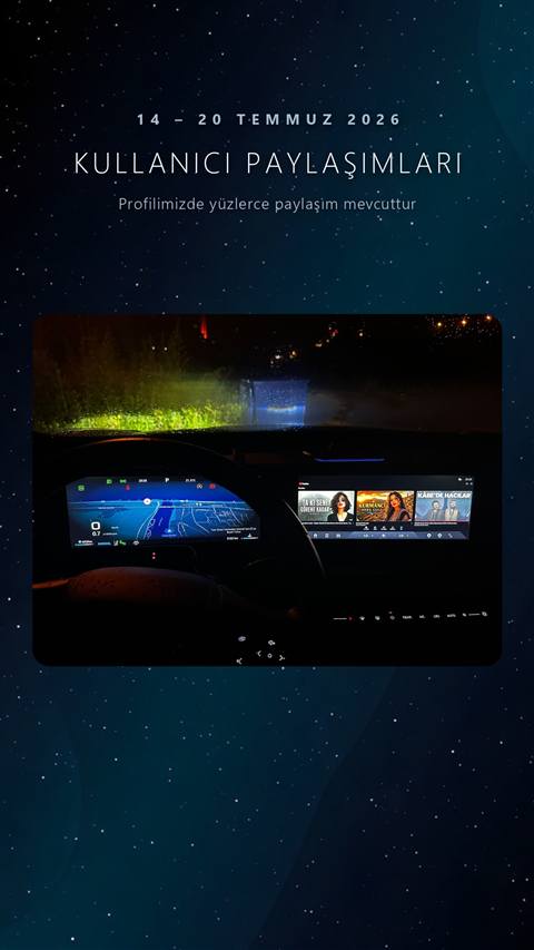 Bir aracin ic mekanindan gece cekilmis, navigasyon haritasi ve multimedya ekraninin gorundugu dijital gosterge paneli fotografi.