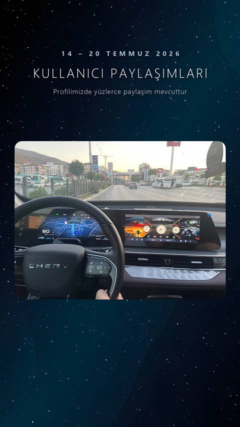 Chery marka bir aracin ic mekanindan, direksiyon ve multimedya ekraninda navigasyon haritasi ile gosterge panelinin gorundugu, disaridan sehir trafiginin izlendigi bir surus goruntusu.